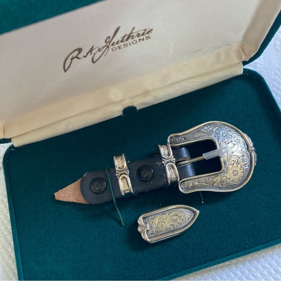 Vintage R. A. Guthrie ornate silver ranger belt buckle 4 pc set in original box main image 7